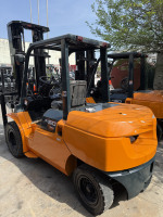 Vente de chariot élévateur diesel japonais de 5 tonnes à bas prix, mât à 3 sections, hauteur 5 mètres, excellent rapport qualité-prix
