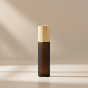 Frasco de Vidrio Ámbar Esmerilado de 10 ml con Rodillo para Aceites Esenciales, Tapa con Aspecto de Madera y Bola Rodante de Acero Inoxidable - Product Image 1