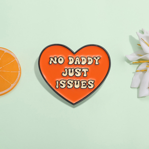 Broche de aleación en forma de corazón vintage con frase alentadora NO DADDY JUST ISSUES Pin Badge para accesorios de moda - Product Image 4