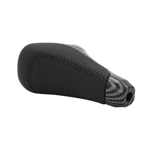 Perillas de cambio de marchas de fibra de carbono para Toyota, diseño ergonómico con rosca automática de 8 mm, cubierta de cuero negro - Product Image 4
