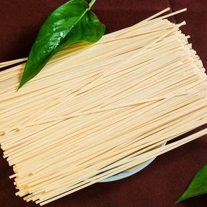 บะหมี่เส้นใหญ่ทำจากข้าวสาลี เกรด 1 สำหรับขายส่ง ไขมันต่ำ อาหารเพื่อสุขภาพ เส้นบาง แห้ง บรรจุถุง 300 กรัม ฮาลาล - Product Image 1