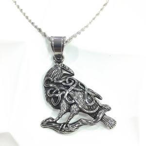 Collar con Colgante de Lobo y Luna, Estilo Vikingo Nórdico, en Acero Inoxidable con Baño de Oro, Amuleto de Cuervo para Hombre, Inspirado en la Mitología Nórdica - Product Image 3