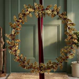 Corona Navideña Redonda Clásica con Hojas de Ajenjo Doradas y Bayas Rojas, Flores Decorativas Hechas a Mano, Sin Iluminación - Product Image 3