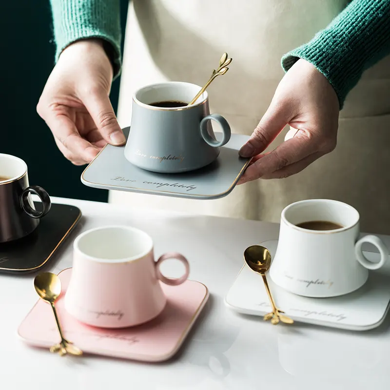 Juego de tazas y platillos de café y capuchino de cerámica de lujo europeo, taza de té de leche de porcelana chapada en oro, 150ML