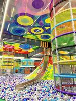 Installations de jeu de sport commerciales d'intérieur pour enfants Jeux interactifs Double diapositives en plastique Équipement de jeu d'escalade Méchant