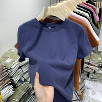 Venta al por mayor de fábrica de camisetas de cuello redondo para mujer, de alta calidad, estilo veraniego, a la moda, holgadas, cómodas y de color liso.