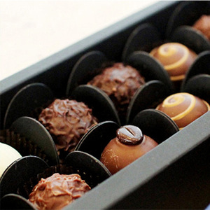 Bandeja de papel de cartón negro de 350 g para <span class=keywords><strong>chocolate</strong></span>, soporte plegable para flores, divisor de trufas, inserto para dulces de San Valentín, almohadilla de embalaje - Product Image 3
