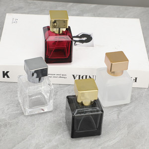 50ml <span class=keywords><strong>di</strong></span> grande capacità 50ml <span class=keywords><strong>di</strong></span> fascia alta <span class=keywords><strong>di</strong></span> forma quadrata <span class=keywords><strong>di</strong></span> <span class=keywords><strong>vetro</strong></span> profumo Spray bottiglie Dispenser con alluminio oro spruzzatore pompa Contaniers - Product Image 4