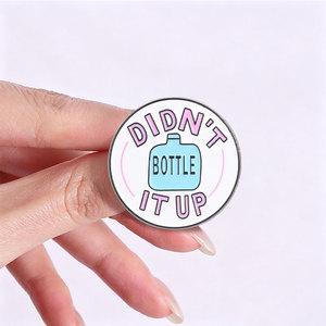 Broche en émail colorée ronde avec affirmation positive pour la santé mentale, idéale pour décorer un sac à dos - Product Image 2