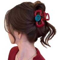 Pince à cheveux créative Qianjin Fashion en forme de triangle avec bouton décoratif, pince crabe en plastique durable, pince à cheveux originale
