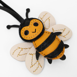 Novedad: Colgante para bolso hecho a mano — Lindo colgante de abeja de dibujos animados en 3D, hecho de cuero de cabra - Product Image 1