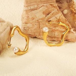 Pendientes Minimalistas de Acero Inoxidable Chapados en Oro de 18k, Forma de Ola Irregular en Forma de C, Joyería Impermeable, Pendientes de Aro con Perlas para Mujer - Product Image 6