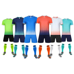 Maillot de football personnalisé pour homme, léger, à séchage rapide, respirant, avec impression de logo et de designs gratuits, vêtements d'équipe de football - Product Image 1