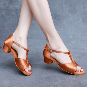 Chaussures <span class=keywords><strong>de</strong></span> <span class=keywords><strong>danse</strong></span> latine en satin à bride en T pour enfants, chaussures <span class=keywords><strong>de</strong></span> <span class=keywords><strong>danse</strong></span> <span class=keywords><strong>de</strong></span> salon Tango pour filles - Product Image 5