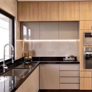 ארונות מטבח מודרניים מעץ יוקרתי עם בסיס כיור מזכוכית, עיצוב צבע מותאם אישית ידידותי לסביבה עבור וילה - Product Image 6