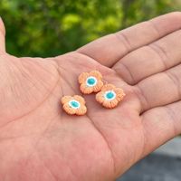 Petite fleur brodée, sans colle, idéale pour les pinces à cheveux DIY, les accessoires capillaires et les accessoires vestimentaires.