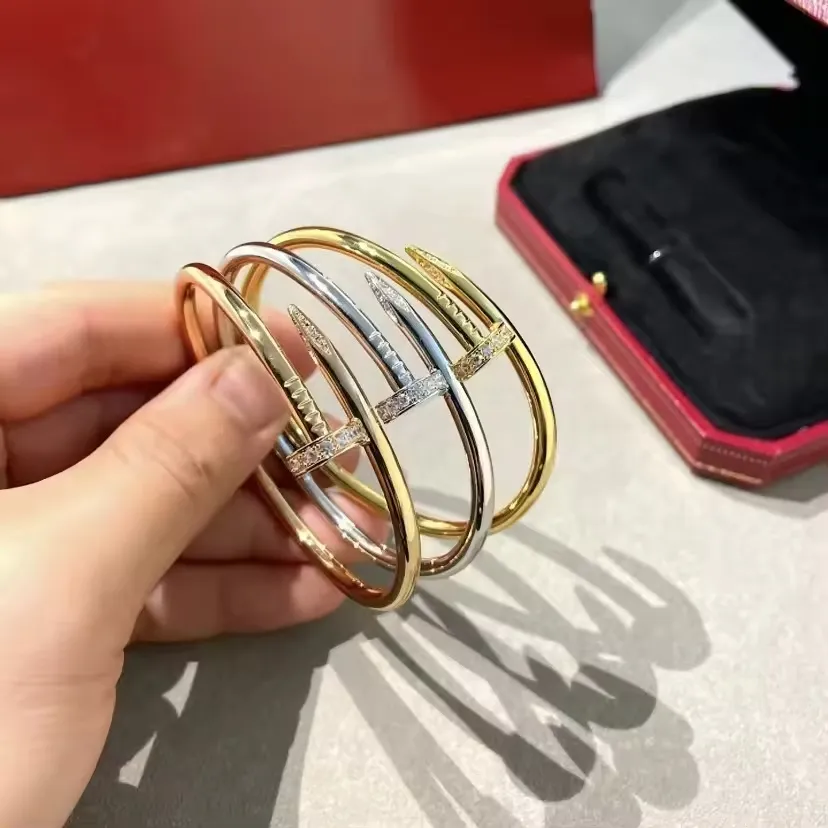 ขายร้อนแฟชั่นแบรนด์หรูผู้หญิงกําไลข้อมือสแตนเลส 18K Gold สร้อยข้อมือเล็บ