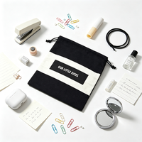 Sac en mousseline de lin noir en gros avec cordon de serrage et patch logo blanc