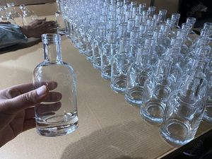 Bottiglie di Vetro Rotonde da 50ml, 100ml, 200ml, 375ml, 500ml, 750ml per Vodka, Brandy, Whiskey, Gin, Rum, <span class=keywords><strong>Tequila</strong></span> con Tappo in Sughero e Superficie Incisa all'Acido - Product Image 4
