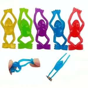 2024 Neuer Großhandel TPR Material Animal Stretchy Flying Sticky Sling shot Frosch Spielzeug für Kinder