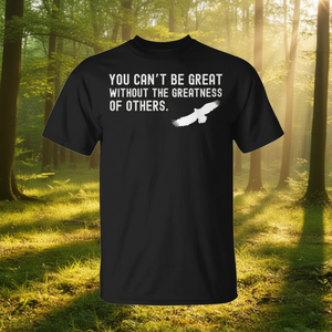 No puedes ser grande sin la grandeza de los demás - Camiseta con cita - Product Image 3