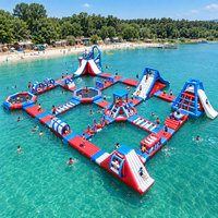 Parc aquatique gonflable géant personnalisé pour complexe hôtelier commercial de plage avec parcours d'obstacles flottant