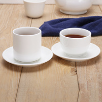 Tasse à thé en céramique blanche pure à parois droites avec soucoupe, style minimaliste, pour la mise en place de la table du thé du matin dans les hôtels et restaurants