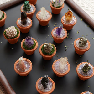 Đá thô thạch anh tím tự nhiên nguyên khối thủ công, đựng trong lọ đất sét đỏ, dùng để trang trí - Product Image 3