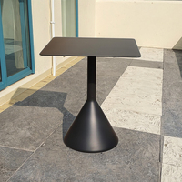 En stock Tables de salle à manger d'extérieur en métal coloré de style moderne au prix d'usine pour restaurant, café, bistro, pour entrepôt et usage extérieur