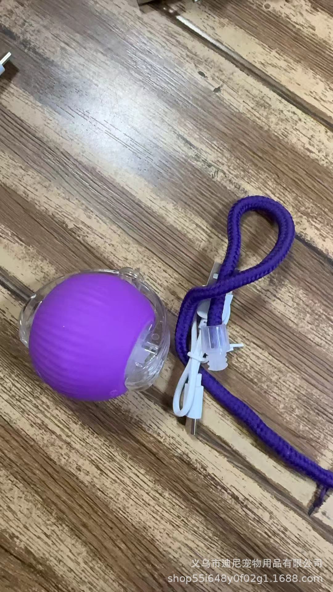 Violet avec boule de corde