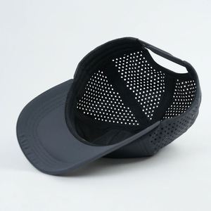 Casquette de golf personnalisée à 6 panneaux en polyester, perforée au laser, avec fermeture snapback, imperméable et logo brodé - Product Image 6