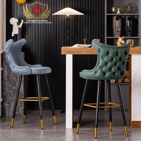HJ HOME OEM ODM Tabouret de bar moderne de luxe, chaise de bar rembourrée capitonnée, dossier haut, pieds en métal doré pour îlot de cuisine, tabouret de comptoir