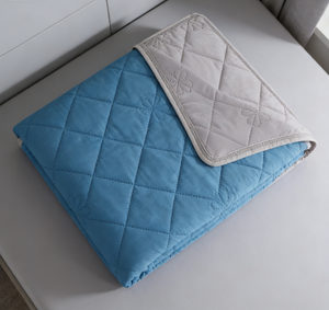 لحاف صيفي فاخر للتبريد مزدوج الجانب بملمس حريري، مصنوع من البوليستر 100٪، مريح وقابل للتنفس، مثالي للعرق الليلي والنوم في الأجواء الحارة - Product Image 3