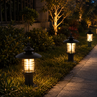 Lampadaire extérieur moderne avec cadre annulaire superposé et cylindre en verre transparent
