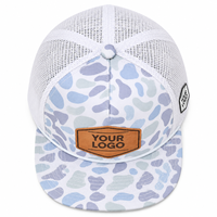 Casquette à visière plate à 6 panneaux avec imprimé abstrait, dos en maille blanche, garniture en corde, patchs logo personnalisés multi-positions et fermeture snapback