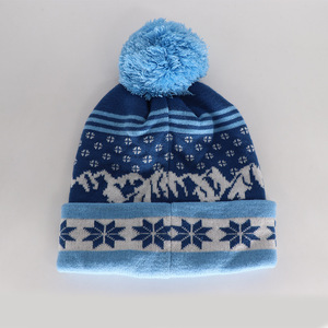 Berretto Invernale con Motivo <span class=keywords><strong>a</strong></span> Fiocchi di Neve e Pompon, in Acrilico Lavorato <span class=keywords><strong>a</strong></span> Maglia con Risvolto e Testo Jacquard Personalizzato - Product Image 1