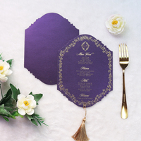 Carte de menu de mariage personnalisée découpée sur mesure avec dorure à chaud, bordure florale violette et pompon, menu de table personnalisé avec monogramme