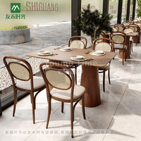 Ensemble de meubles commerciaux de style asiatique du Sud-Est moderne, tables basses en bois, chaises en rotin et canapé banquette pour café et restaurant