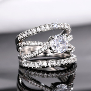 Anillo de Compromiso de Diamantes en Oro Blanco para Mujer T0080, Corte Brillante Redondo, Color G Natural, Piedras Laterales - Product Image 3