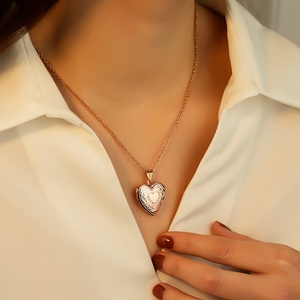 תמונת צבע מותאמת אישית של SQ; שרשרת תליון יצירתית עשויה פלדת אל חלד עם כיסוי מתהפך; אמריקאי ואירופאי סִגְנוֹן - Product Image 5