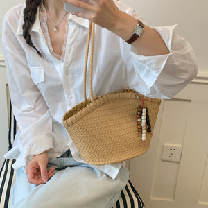 Sacs à bandoulière spacieux en paille naturelle tressée, style bohème rustique, avec perles en bois et pompons, faits à la main - Product Image 1