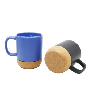 Tasses à café en céramique noire mate les plus vendues avec couvercle sans BPA, poignée ergonomique, design minimaliste et base en liège - Product Image 1