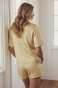 Conjunto de Pijama de Satén con Estampado de Lunares Grises, Transpirable y Moderno para Verano, con Botones en la Parte Superior y Pantalones Cortos para Mujer - Product Image 5