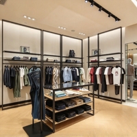 Vitrine de luxe pour hommes, table de présentation de vêtements moderne, design personnalisé