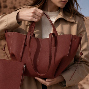 Sac fourre-tout Cyme pour femme avec logo personnalisé, design aile élégant et texturé en cuir PU, pochette de luxe à porter sous le bras - Product Image 4