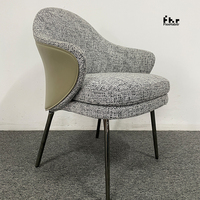 Chaise de restaurant moderne en tissu, design mid-century, assise rembourrée, pieds noirs, mobilier de salle à manger commercial pour café, bistrot, hôtel.