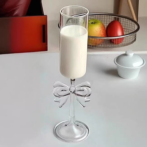 <span class=keywords><strong>Verre</strong></span> <span class=keywords><strong>à</strong></span> <span class=keywords><strong>pied</strong></span> en <span class=keywords><strong>verre</strong></span> borosilicate transparent de style mignon avec nœud papillon pour cocktails et <span class=keywords><strong>vin</strong></span> rouge - Product Image 2