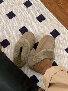 Vente en gros de pantoufles en fourrure imperméables personnalisées pour l'hiver, pour hommes et femmes, bottes de neige chaudes à la cheville avec empeignes en caoutchouc - Product Image 6