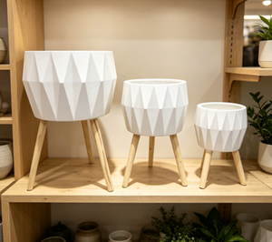 Ensemble de 3 pots de fleurs sur trépied à facettes en diamant, jardinière géométrique moderne sur pieds en bois, décorative pour l'intérieur et l'extérieur - Product Image 4