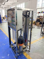 Machine de filtration d'eau RO 500LPH montée sur châssis, certifiée CE, pour hôtels, hôpitaux, écoles, alimentation en eau centralisée, installation facile, pompe PLC